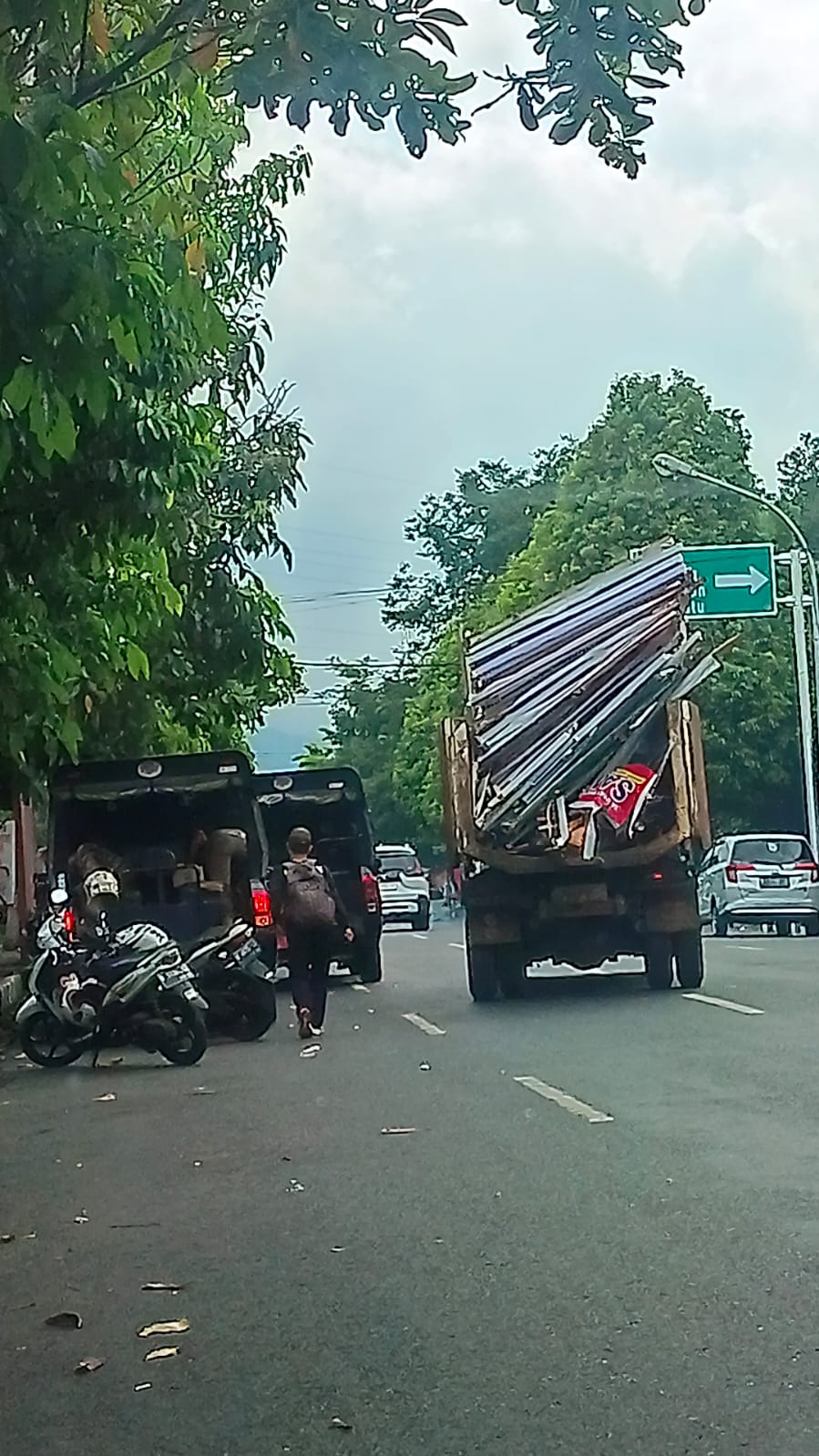 Alat peraga kampanye yg melanggar